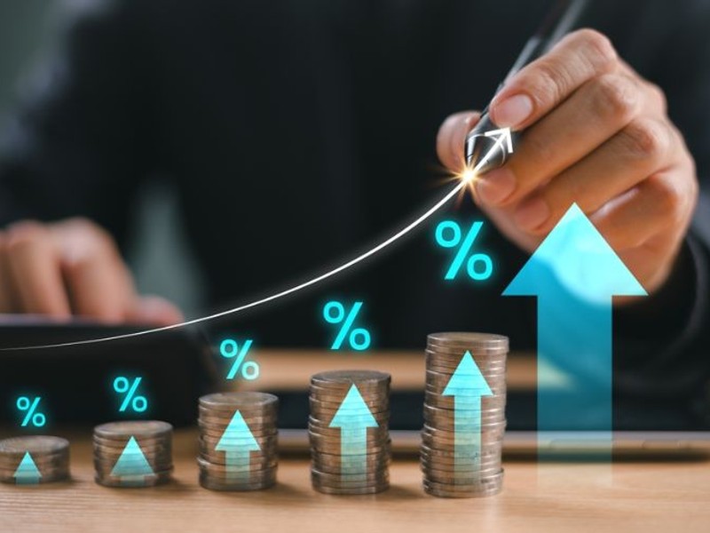 Người chơi Mạt chược đang suy nghĩ chiến thuật với các quân bài